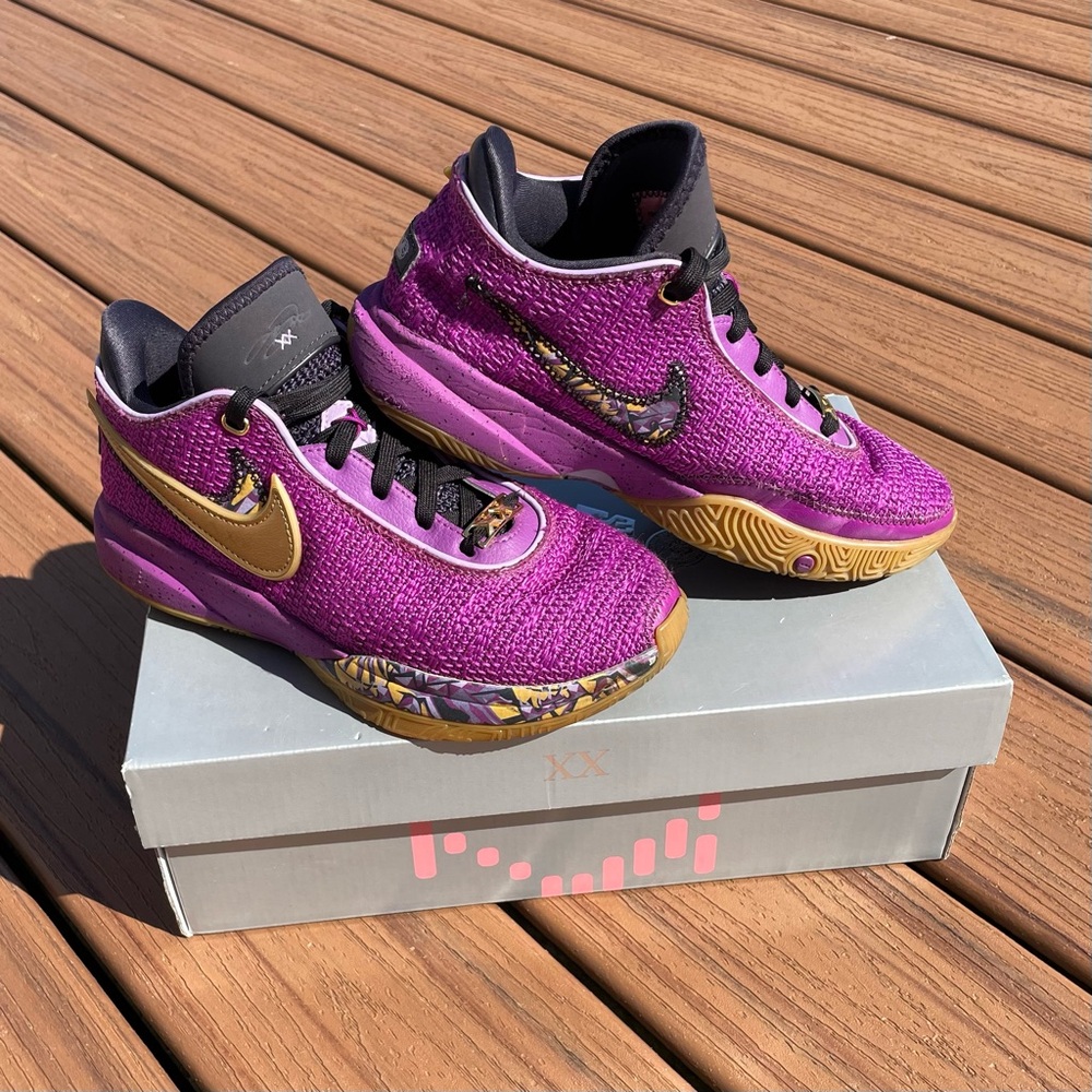 Lebron XX SE Size 5Y Vivid Purple/Metallic Gold
